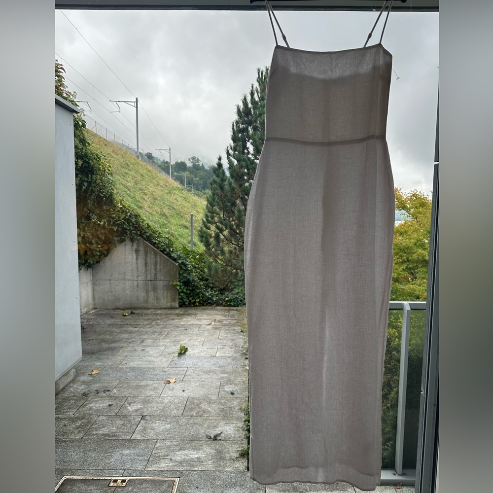 REFORMATION- white linen maxi dress- SZE 6- simple and classy